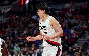 媒体人:次节这几回合对杨瀚森打击很大 他很想自己攻但对抗不足
