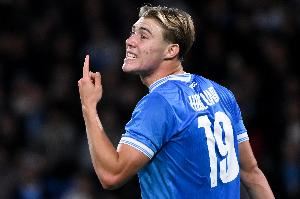 这哥俩😅霍伊伦、麦克托米奈先后失良机,那不勒斯0-0闷平法鹰