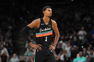 左小腿拉伤!队记:文班亚马参加了投篮训练 没有穿护具靴